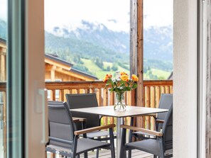 Outdoor dining - Lovely apartment with its own sauna (Haus im Ennstal)