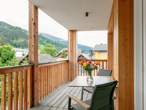 Outdoor dining - Apartment with a private sauna and a balcony (Haus im Ennstal)