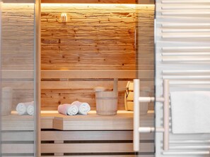 Un sauna avec des bancs en bois et une banquette.