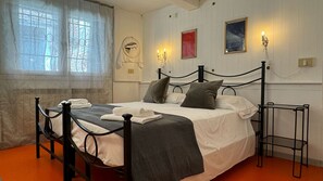 Fer et planche à repasser, Wi-Fi gratuit, draps fournis