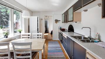 Kylskåp, ugn, spishäll och kaffe- och tebryggare