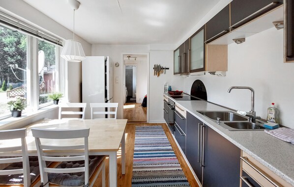 Fridge, oven, stovetop, coffee/tea maker