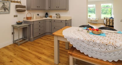 THE FARM COTTAGE, family friendly in Athy, County Kildare
