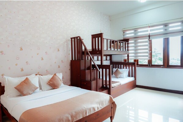Chambre Quadruple Familiale, vue colline | 1 chambre, fer et planche à repasser, Wi-Fi gratuit
