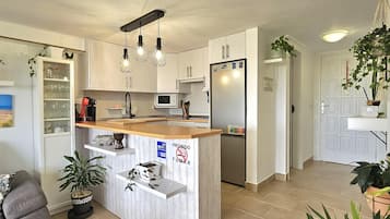 Køleskab, mikrobølgeovn, ovn, kaffe-/temaskine