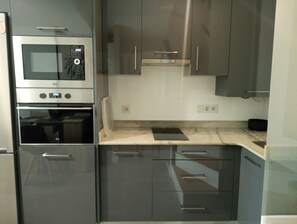 Kühlschrank, Mikrowelle, Ofen, Geschirrspüler