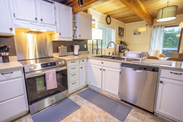 Een koelkast, een microgolfoven, een oven, een kookplaat