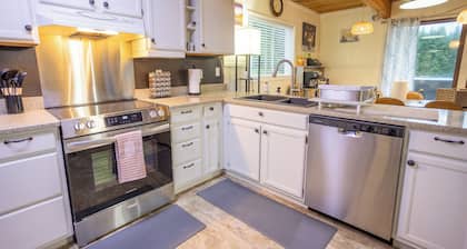 Mt Rainier,BestHome to stay!4Bedroom_2Bath_Sleeps10,AC,Hot tub,Car,RV parking,