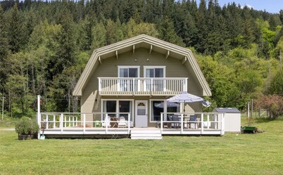 Mt Rainier,BestHome to stay!4Bedroom_2Bath_Sleeps10,AC,Hot tub,Car,RV parking,