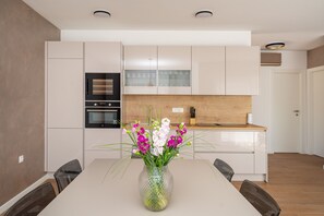 Kühlschrank, Mikrowelle, Ofen, Geschirrspüler