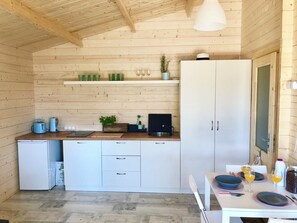 Kjøleskap, kokeplater, kaffetrakter/tekoker og vannkoker