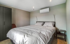 2 bedrooms, travel crib, WiFi