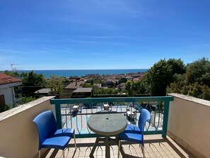Classic Matrimonial, Multiple Beds, Sea View | Balcón