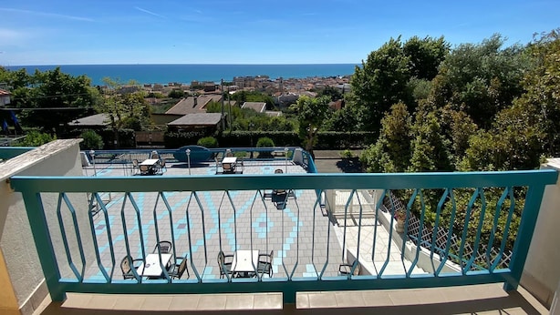A balcony with a view of the sea and town. - B&B Miramare Grottammare (Grottammare)
