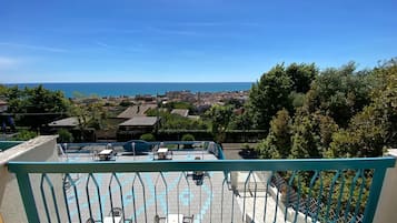 Classic Matrimonial, Multiple Beds, Sea View | Balkongutsikt