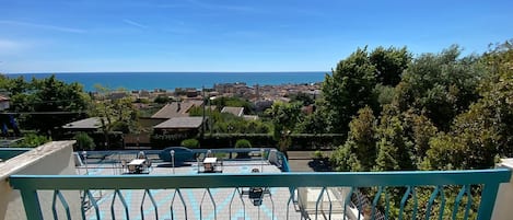 Classic Matrimonial, Multiple Beds, Sea View | Uitzicht vanaf balkon
