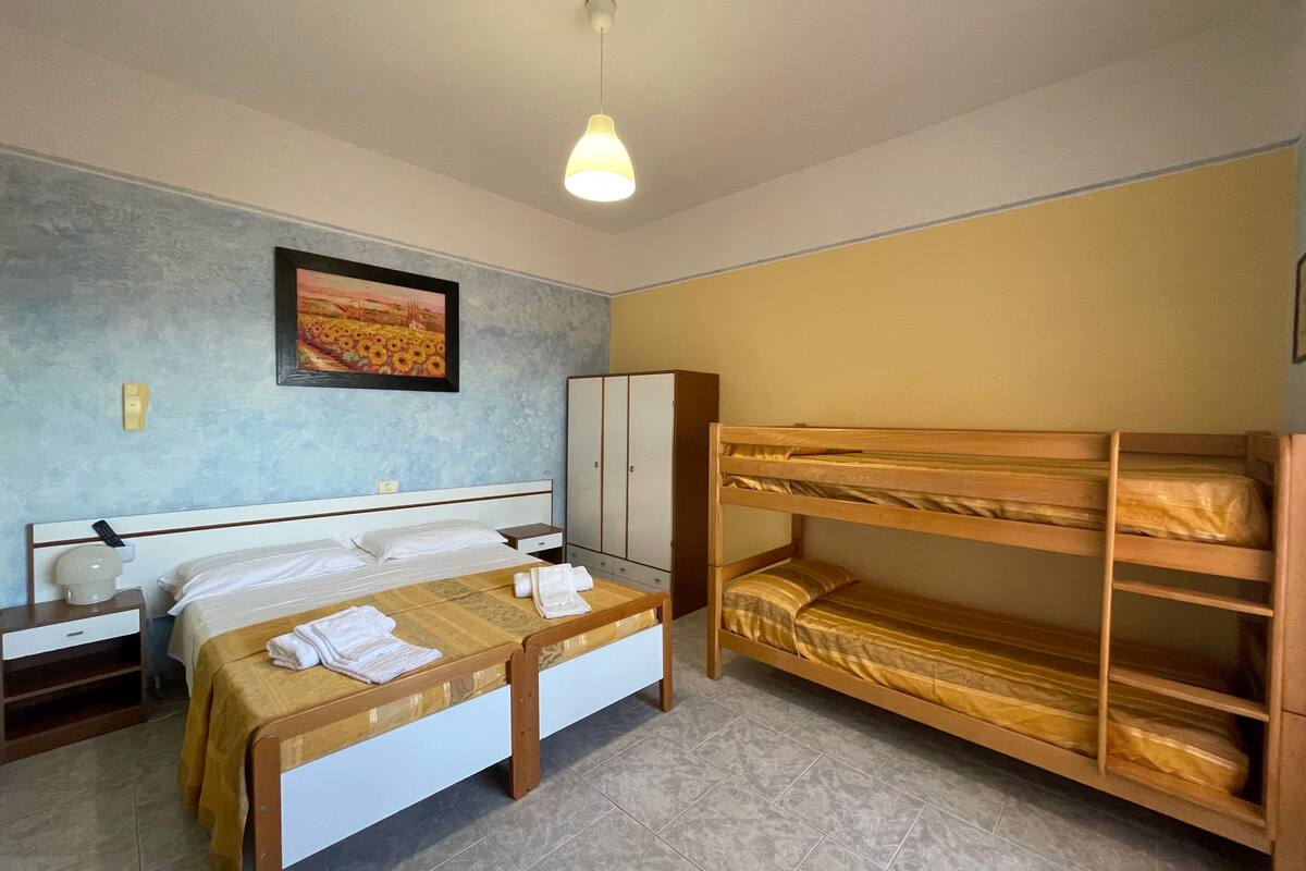 1 bedroom, desk, laptop workspace, free WiFi