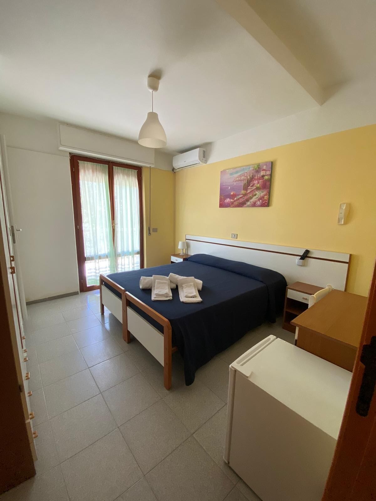 Classic Matrimonial, Multiple Beds, Sea View | Una scrivania, postazione laptop, Wi-Fi gratuito, lenzuola