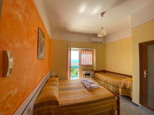 Classic Matrimonial, Multiple Beds, Sea View | Escritorio, espacio para trabajar con laptop y wifi gratis