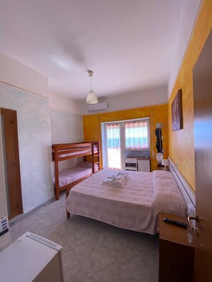 Desk, laptop workspace, free WiFi, bed sheets - B&B Miramare Grottammare (Grottammare)