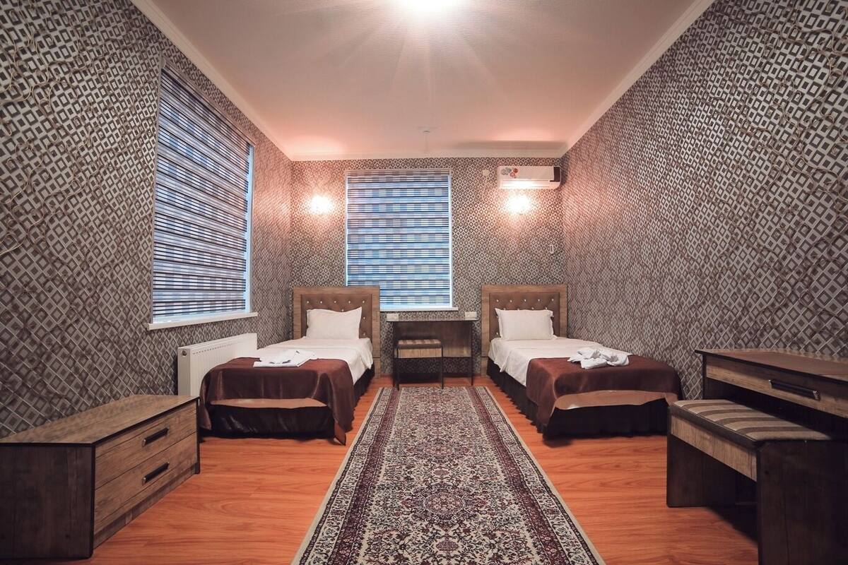 Quarto casal ou duplo standard | Cofres nos quartos, escrivaninha, espaço de trabalho para notebook