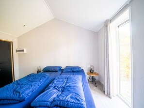 Nhà gỗ | 2 phòng ngủ, trang bị nội thất với thiết kế riêng biệt, bộ trải giường