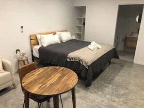 1 bedroom, WiFi, bed sheets - Broken Head Studio (Broken Head)