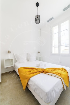 4 bedrooms, iron/ironing board, travel cot, WiFi - Élégance Côtière - Sea view & beach at your feet (Toulon)