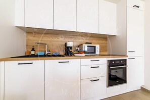 Kühlschrank, Mikrowelle, Ofen, Geschirrspüler