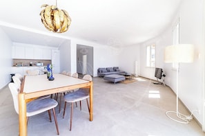 Interior - Élégance Côtière - Sea view & beach at your feet (Toulon)