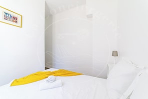 4 bedrooms, iron/ironing board, travel cot, WiFi - Élégance Côtière - Sea view & beach at your feet (Toulon)