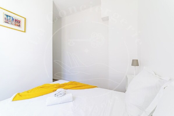4 bedrooms, iron/ironing board, travel cot, WiFi - Élégance Côtière - Sea view & beach at your feet (Toulon)