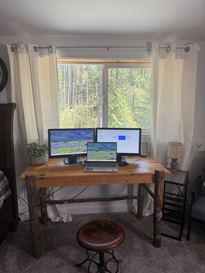 Interior - Pet friendly cabin with WiFi, AC and workspace in gorgeous Mount Hood Village (Mount Hood Village)