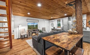 Interior - Pet friendly cabin with WiFi, AC and workspace in gorgeous Mount Hood Village (Mount Hood Village)