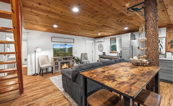 Interior - Pet friendly cabin with WiFi, AC and workspace in gorgeous Mount Hood Village (Mount Hood Village)