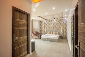 Deluxe Double Room, City View - Roomsity Pride (New Delhi)