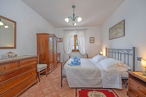 3 室のベッドルーム、アイロン / アイロン台、旅行用ベビーベッド、WiFi (無料)