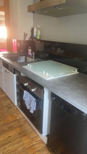 Frigorifero, microonde, forno, piano cottura