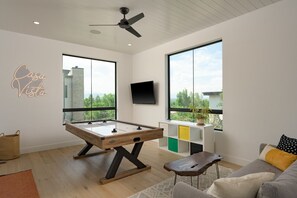 Smart TV, fireplace, books, stereo