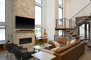 Smart-TV, Kamin, Bücher, Stereoanlage