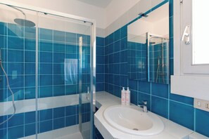 Appartement classique, vue partielle sur la mer | Salle de bain | Douche, séchoir à cheveux, bidet, serviettes fournies