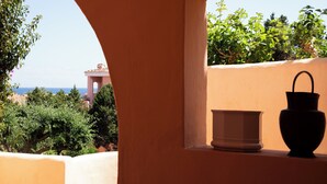 A balcony with a view of the sea, a potted plant, and a vase. - Cerbiatta al Molo Apartments by Wonderful Italy (Arzachena)