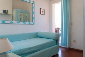 Appartement Confort, vue sur la mer | Fer et planche à repasser, accès au Wi-Fi (inclus), literie fournie