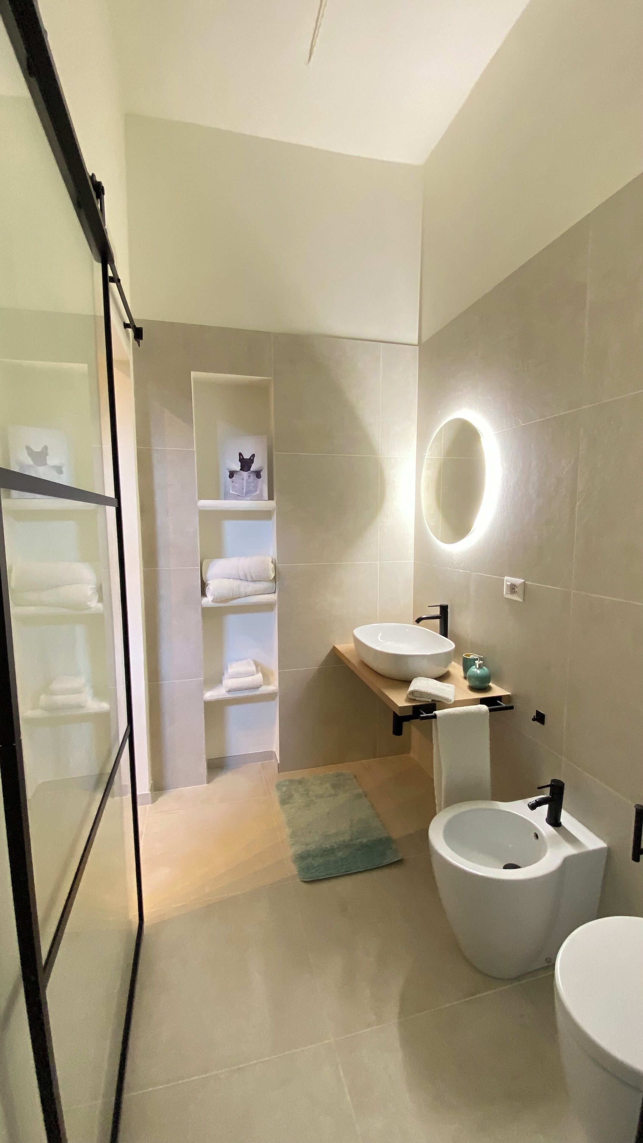 Douche, séchoir à cheveux, bidet, serviettes fournies