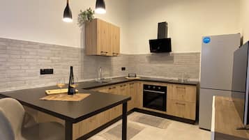 Frigorifero, microonde, forno, piano cottura