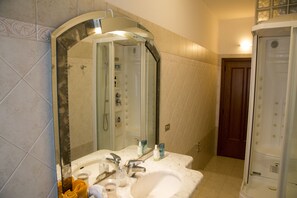 Douche, séchoir à cheveux, bidet, serviettes fournies
