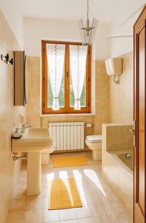Shower, hair dryer, bidet, towels - Amid olive trees, BBQ, garden, parking, 10 min to centre & motorway (Umbria)