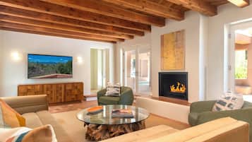 Smart TV, chimenea y libros