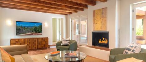 TV connectée, cheminée, livres