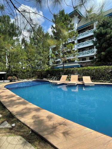Room with Pool and Playground Close to Sky Ranch